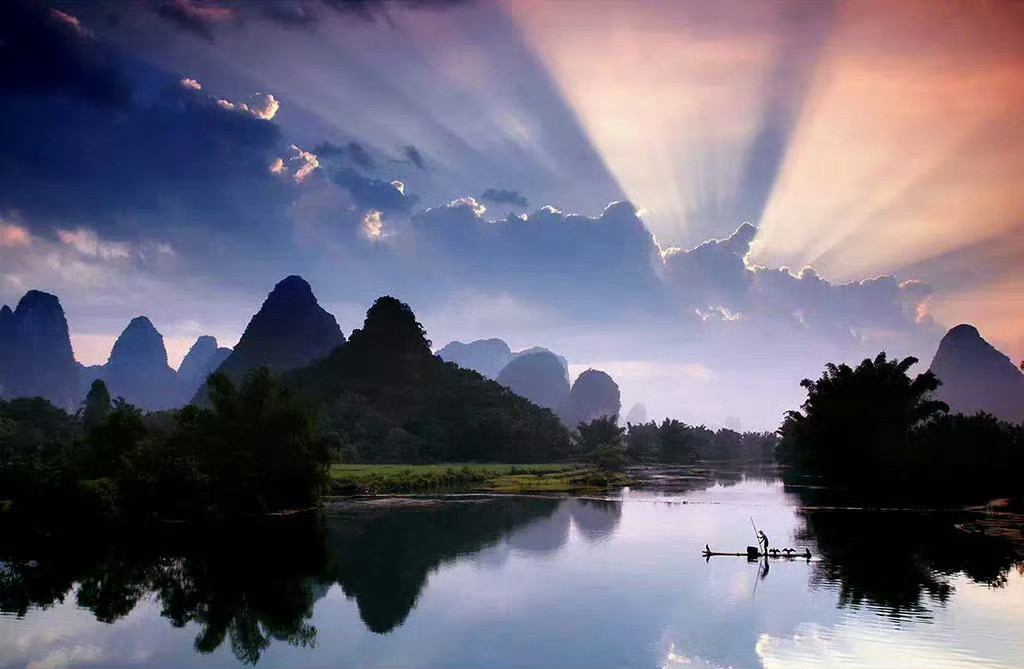 阳朔的水清澈透明，绿水悠悠，如情似梦，唐代著名文学家韩愈形容为“江作青罗带，山如
