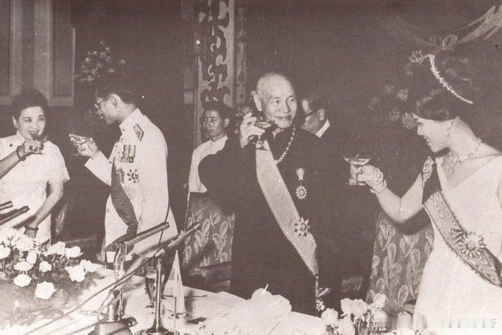 当年诗丽吉夫妻和蒋介石夫妇举杯同饮，那时蒋介石夫妇年龄大了，而诗丽吉夫妻俩还年轻