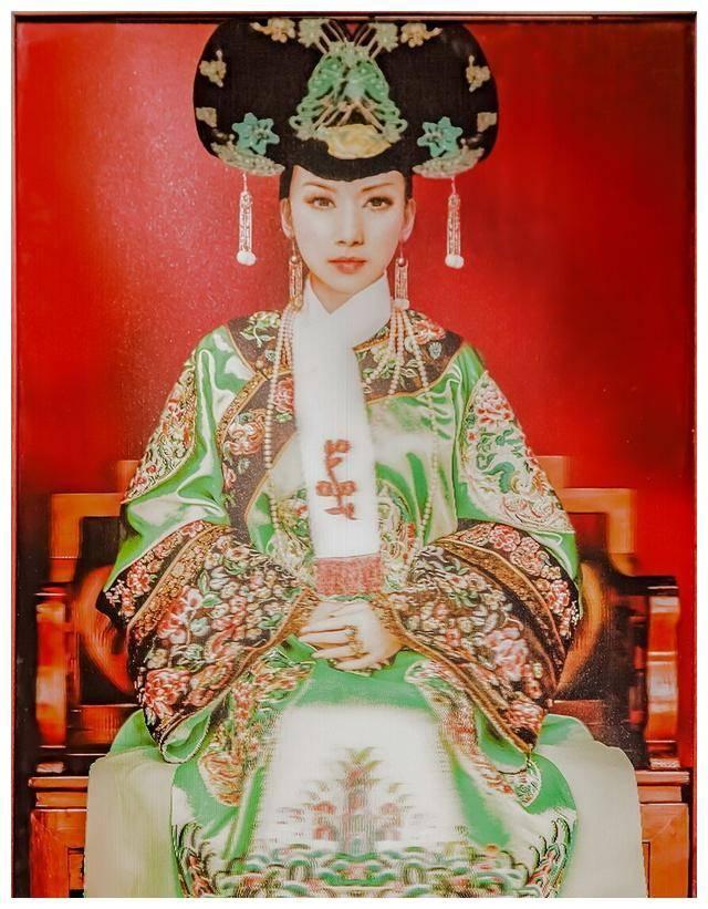 1653年，怀孕的佟佳氏过来请安，转身的时候，孝庄看见她身前身后有一道金光缠绕，