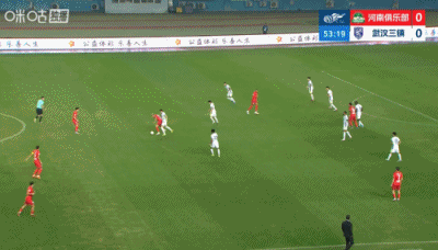 还是靠头球，还是靠传中，古斯塔沃头球砸进球门，打进加盟河南队的首粒进球！比赛进