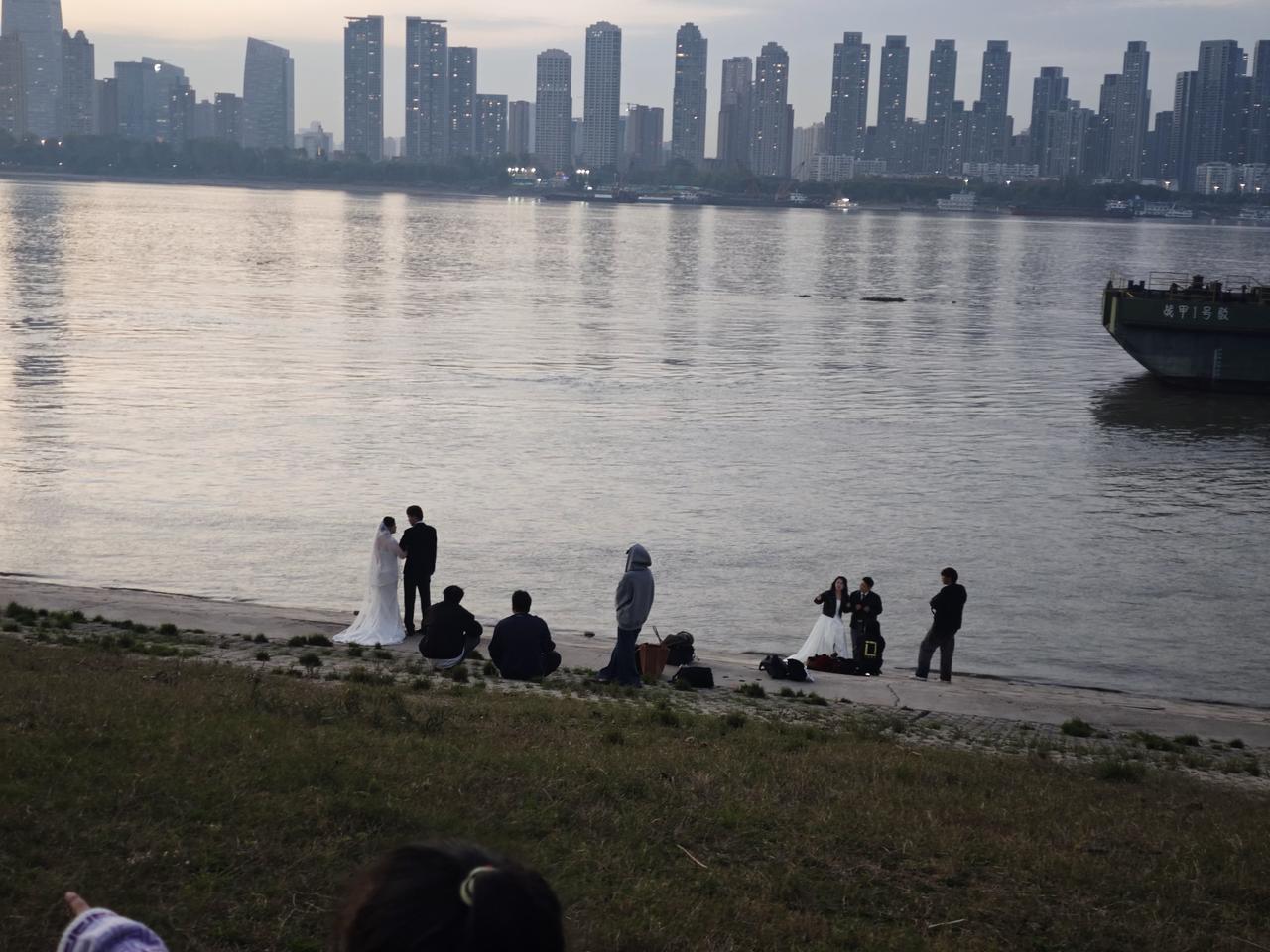 阿里千问祭出“免费”战略，能否在C端AI战场杀出重围？近日，阿里千问团队在接