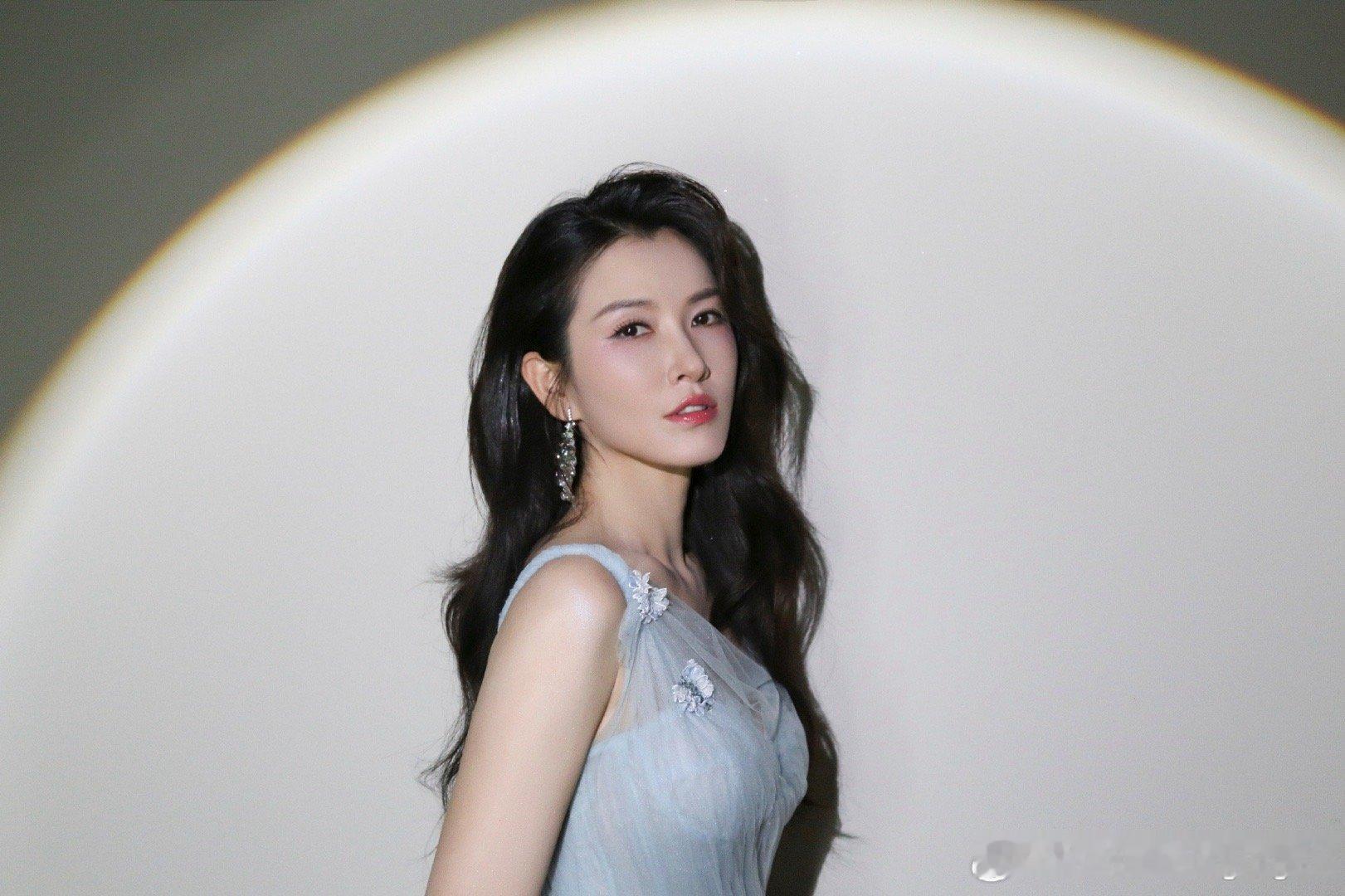 徐洁儿姐感徐洁儿蓝色纱裙欧米茄好美的姐姐！今晚的舞台也好棒哦！！！雨爱好好听