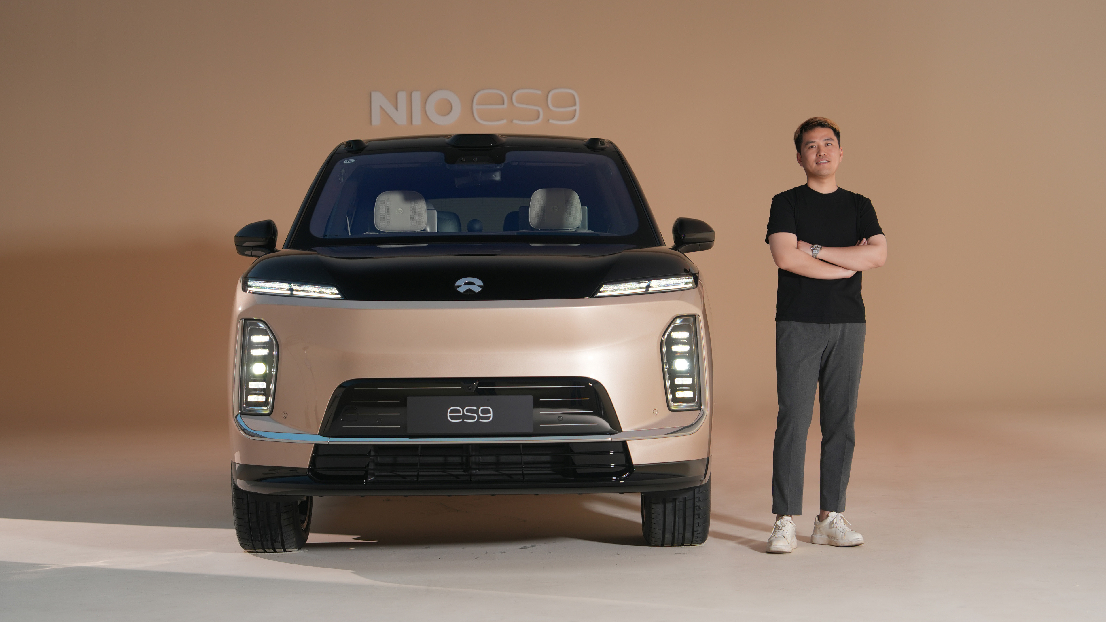 听我一句劝...轻易别和蔚来ES9合影已知村长的身高是181但当我站在ES9车旁