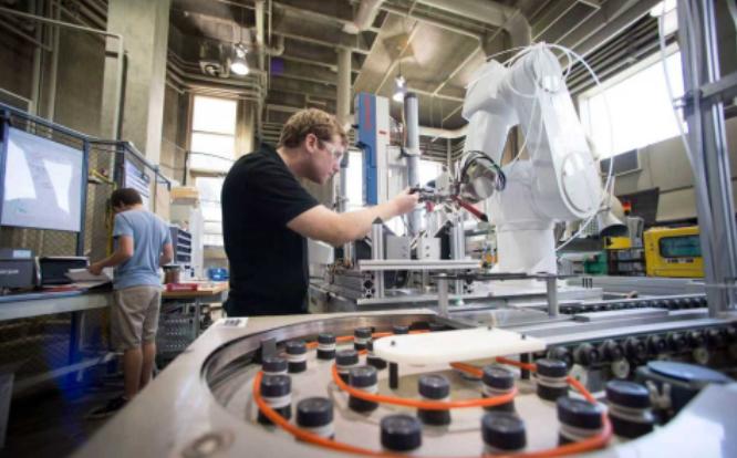 中国这招阳谋确实高明，变相帮着西方发达国家去工业化，没错，就是“帮”，中国凭借强