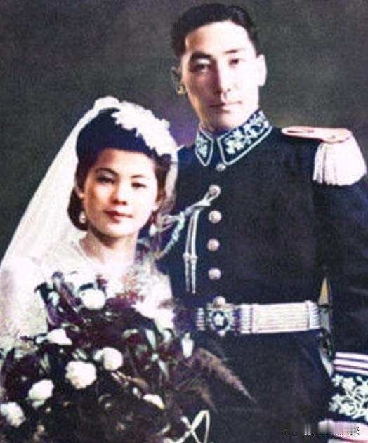 1944年12月25日，蒋纬国与石静宜婚礼照片，28岁的蒋纬国身着军装，26岁的