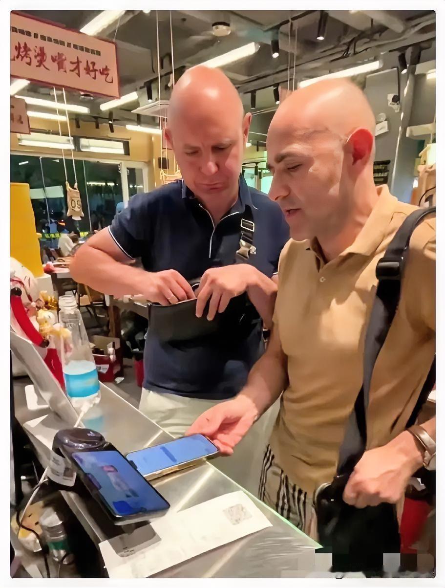 老外在南昌吃烧烤，结账时发现没有人民币，也没法扫码支付，老板娘说钱也不多，就给免