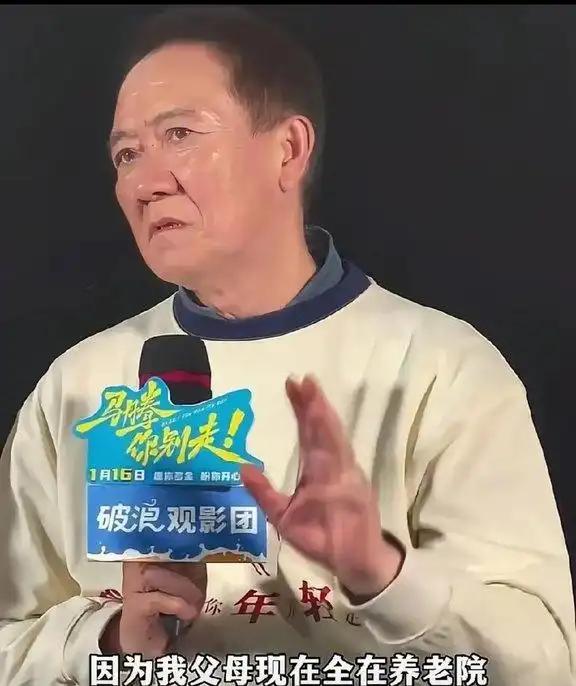 67岁的李幼斌站在聚光灯下，突然红了眼眶。他的父母现在都还在世，他轻声提到，父亲
