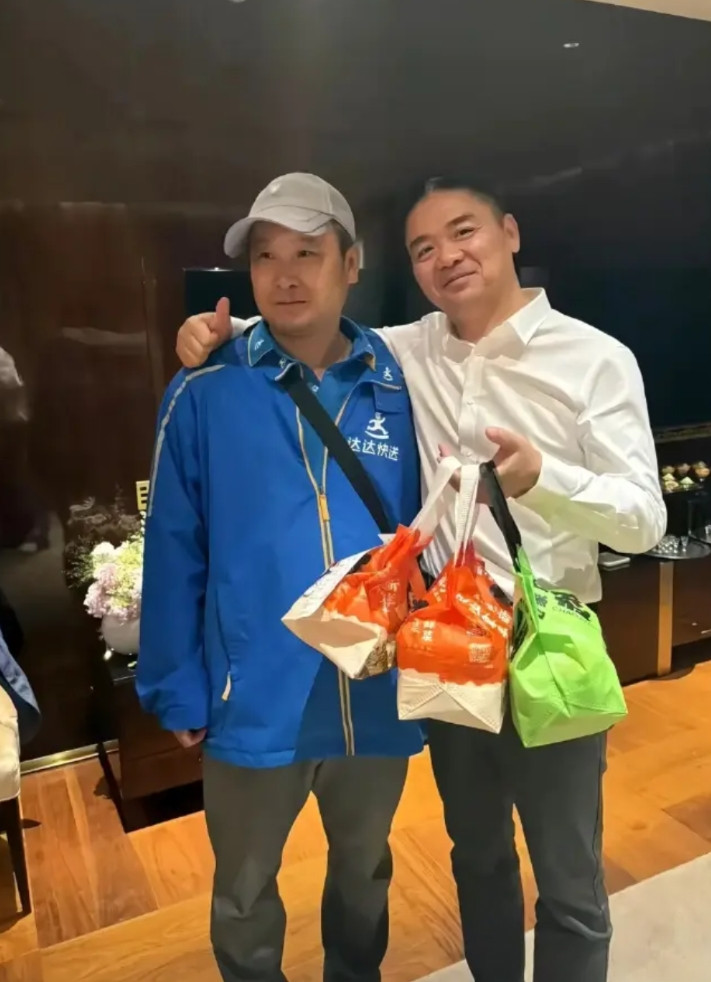 万万没想到刘强东给快递小哥大额小费东哥视察工作期间，在酒店点了一份外卖，