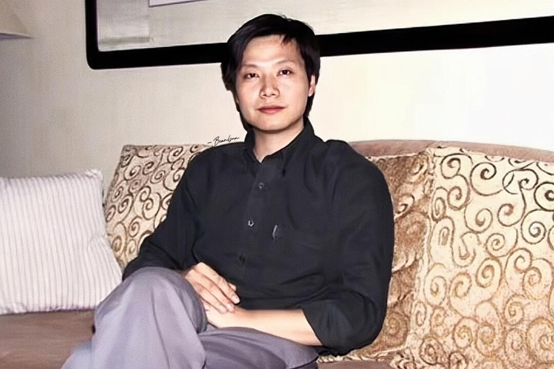 雷军一张老照片的氛围感​​​