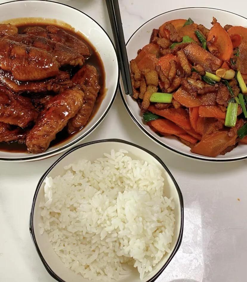 我怎么感觉自己做饭比点外卖更贵呀鸡翅18块，还有一些青菜肉啥的两三个菜左右