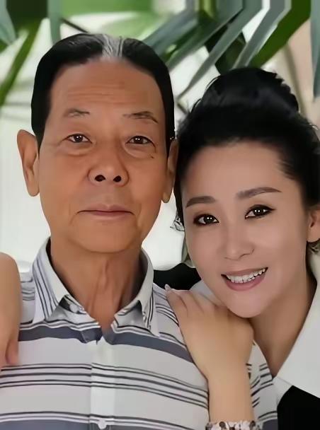 相差21岁，他能给她钱，有安全感，她能给他快乐满足，有需求……知道她是谁吗？