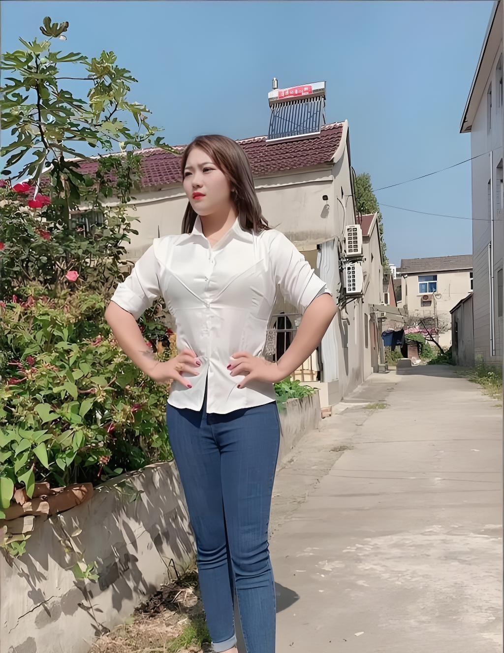 “40多个光棍围着我，不是讨债，是讨老婆。”李婉婷一句话把场面说炸。她先