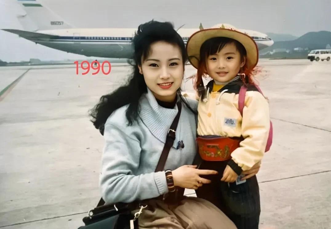 这是一对高颜值母女俩二十四年前和二十四年后在同一机场的合影，二十四年后的妈妈风韵