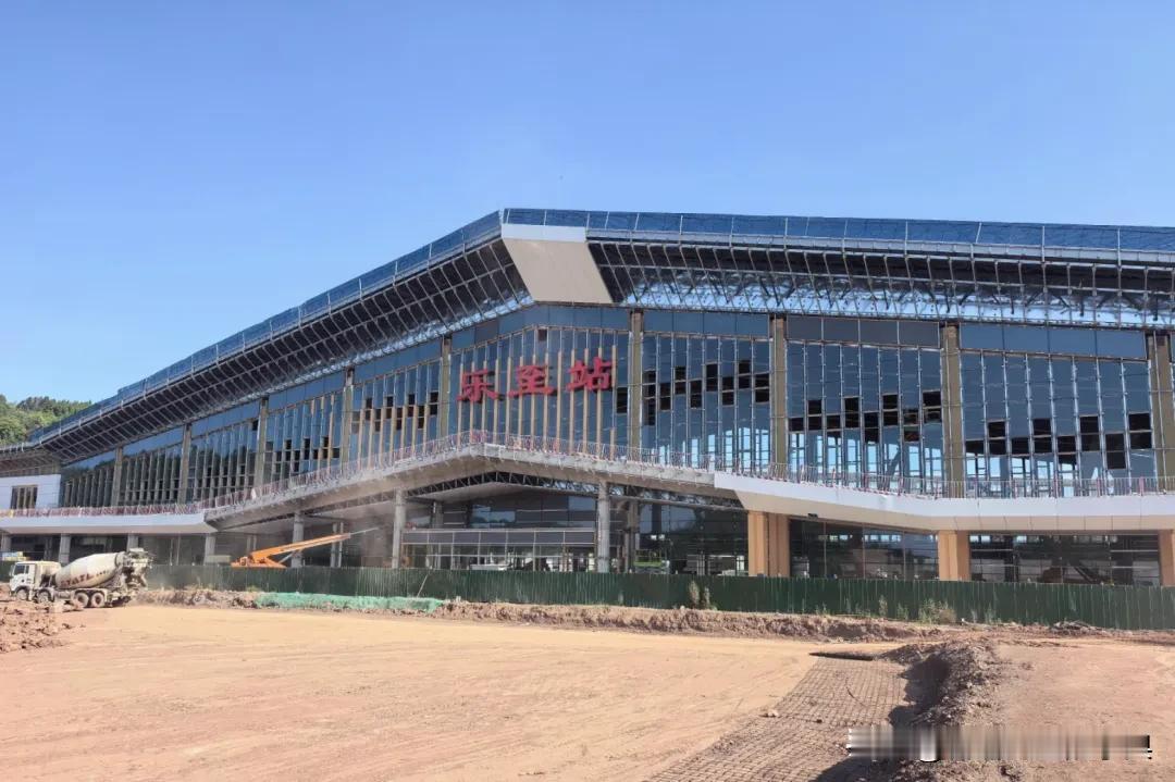 四川乐至站正式挂牌！双高铁枢纽落地，这座无名小城迎来时代跃迁。曾经，乐至是四