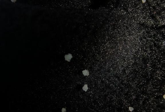 南京市区现在的“雪”其实是霰。目前南京主城区大部和北部已经开始下固体水，但主