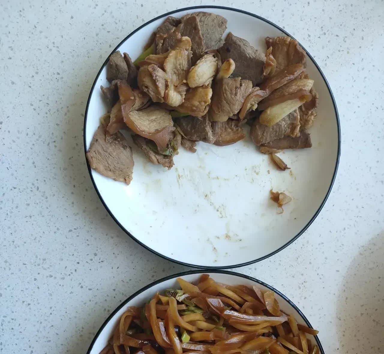 河北，一名女子发现自己的儿媳有一个特别的用餐习惯，每次吃饭时，她总是只夹靠近自己