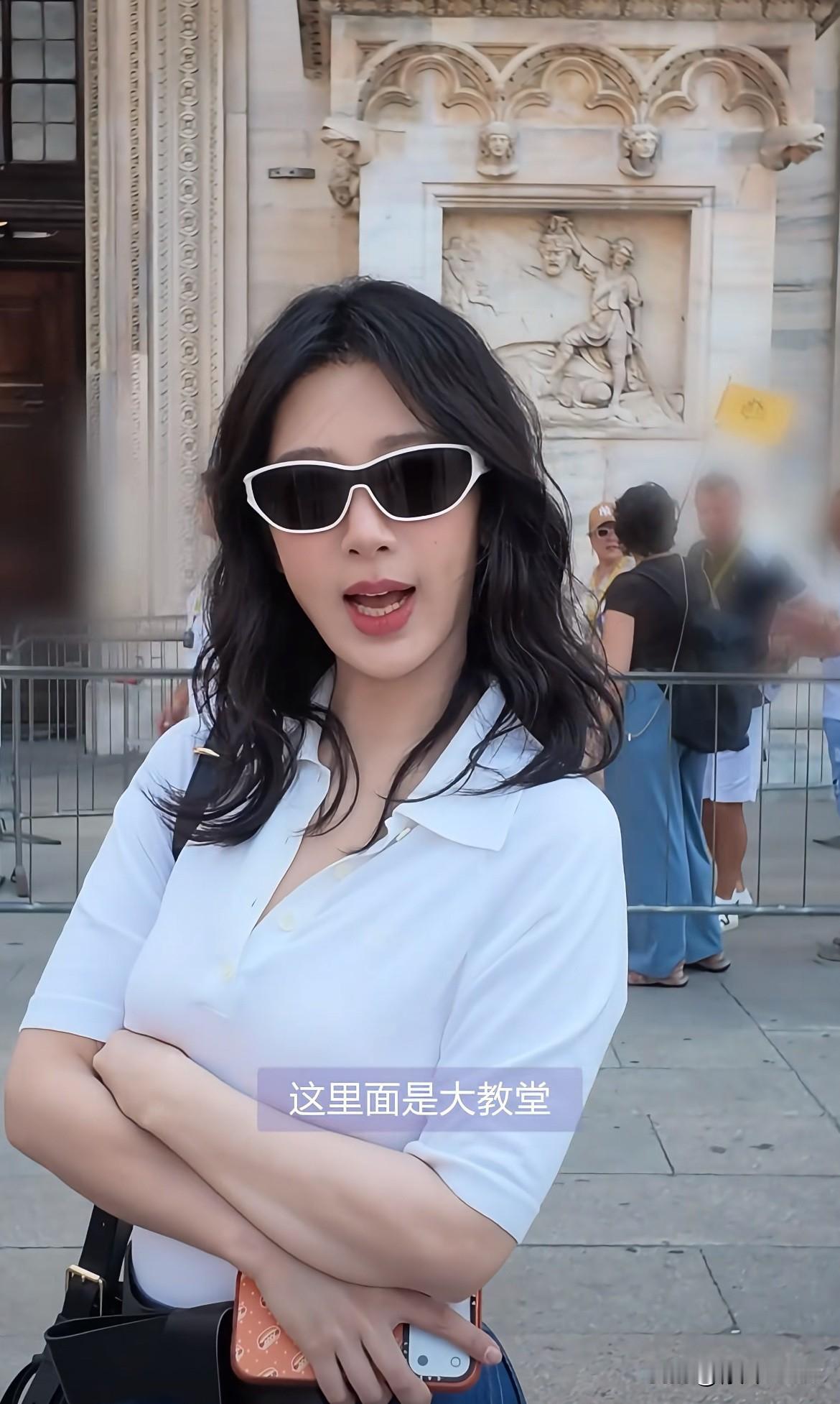 8月26日，杨紫这次给路人打码了！杨紫分享有趣乌龙，在意大利逛景点，看到有人拍