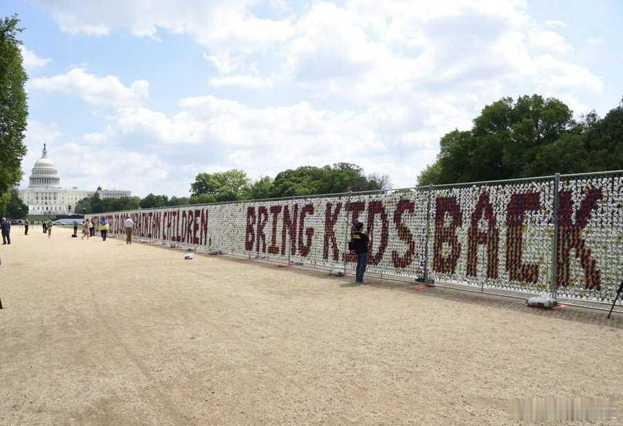 华盛顿，两万只泰迪熊组成了一个巨大的标语墙，上面写著“XX绑架了两万名乌克兰儿童