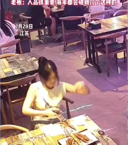在网上都传开了，还没有后续，女孩难道没有看到自己出名了吗？难道真的是故意的而不是