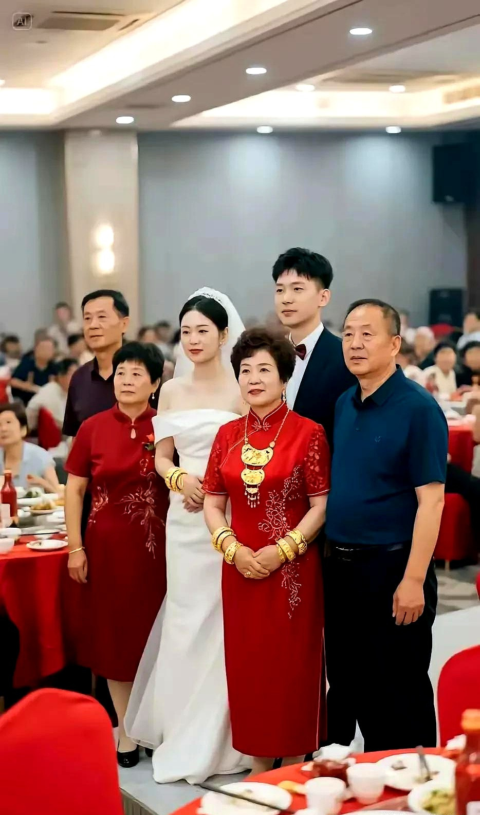 这婆婆，婚礼上穿得比新娘还耀眼，金光闪闪的，不知道的还以为是她再婚。儿子结婚，高