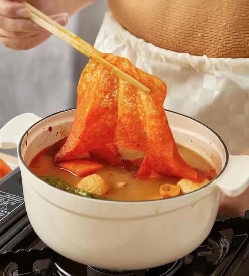 如果你去日本出差，有一条规矩要牢记，那就是和日本人吃饭时，对方拿出一张纸放在食物