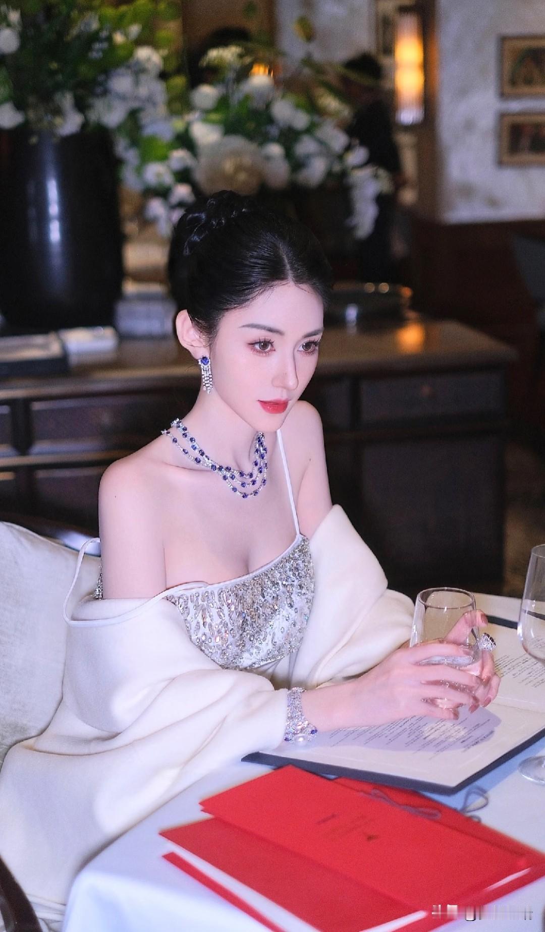 优雅晚宴，闪耀珠宝，尽显高贵气质。