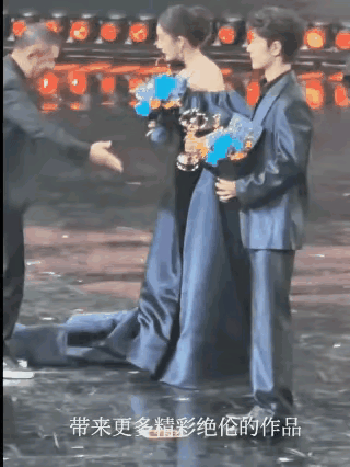 微博之夜这一脚，真的把体面踹没了。裙摆挡路不是大事，弯腰拎一下、等几秒、轻声提