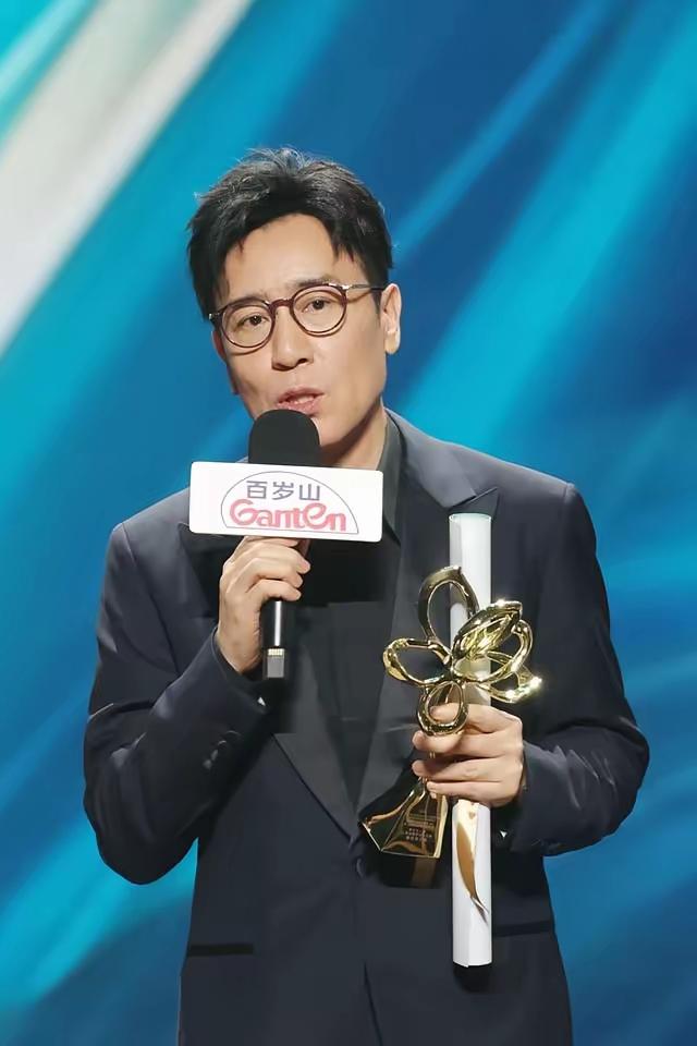 白玉兰奖得主于和伟说：我们来这个世界的时候是不得不来，离开的时候也是不得不走，中