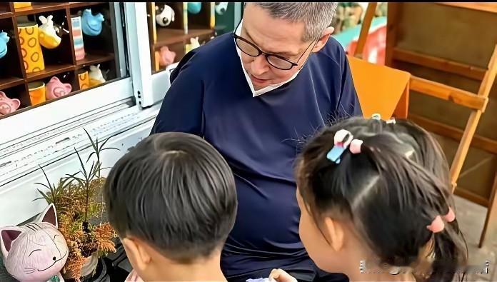 郭碧婷向佐的儿子和女儿，跟着妈妈在台湾和姥爷一起生活。主要是姥爷现在患病需要照