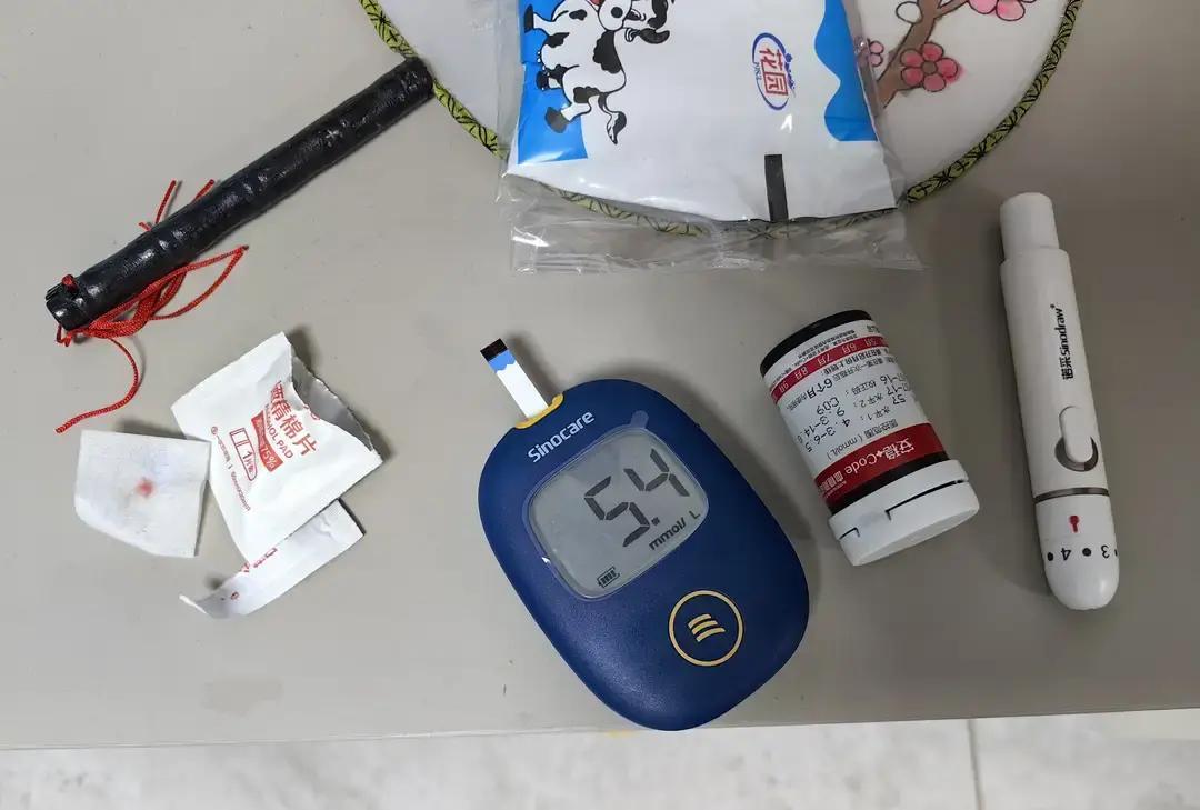 糖友博主早上空腹4，吃了四个荠菜杂粮水饺，两小时测血糖1，顺手把老公也测