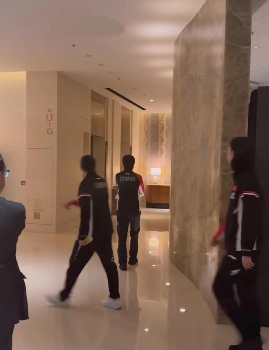 路痴迷糊人设绝对不倒的王曼昱，永远路痴永远勇敢带路！对在香港入住的酒店还不熟悉