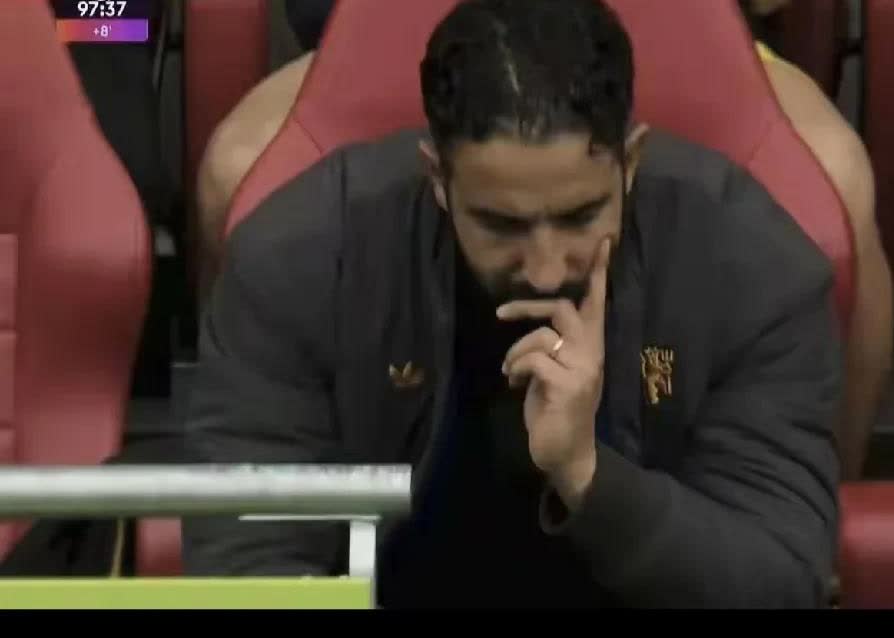 摆在曼联高层最头痛的三个问题：一，曼联是否考虑炒掉阿莫林再推倒重建，换新