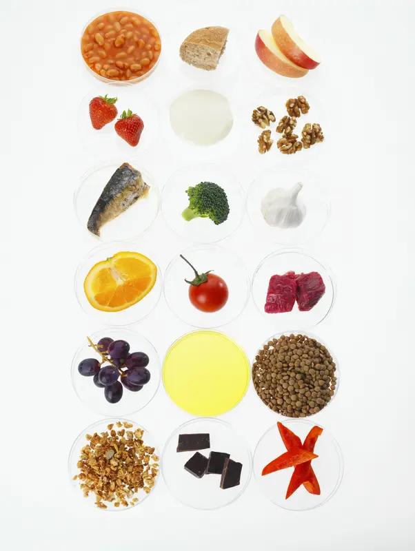 老人控糖，吃对食物很重要。有十种食物控糖效果显著。主食里，燕麦富含膳食纤维，早餐