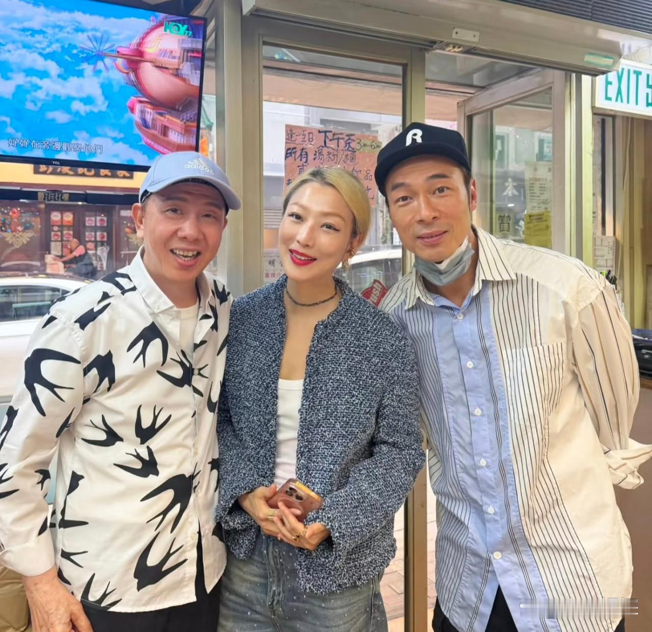 郑秀文和许志安外出聚餐，已经54岁的她脸一点不垮，身形依旧苗条。