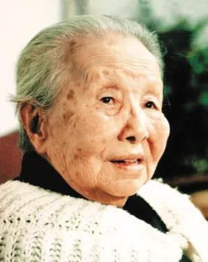 1933年，冰心公开发文讽刺林徽因喜欢被男人围绕，有伤风化，林徽因不争不辩，只给