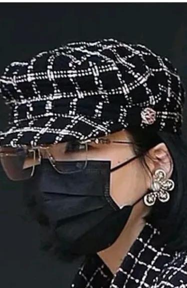 杨女士每次出现都能掀起一波时尚分析，这次出来报到，耳环更是抢镜。这是一款香奈儿