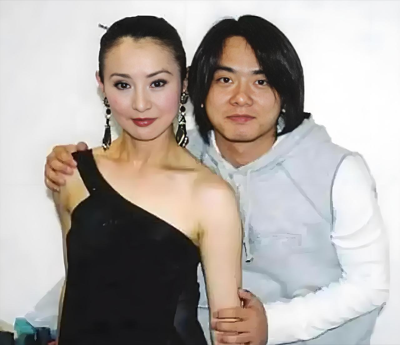 2007年，李赛凤趁丈夫出差，和体格壮硕的干儿子发生了亲密接触。正当两人关系暧昧