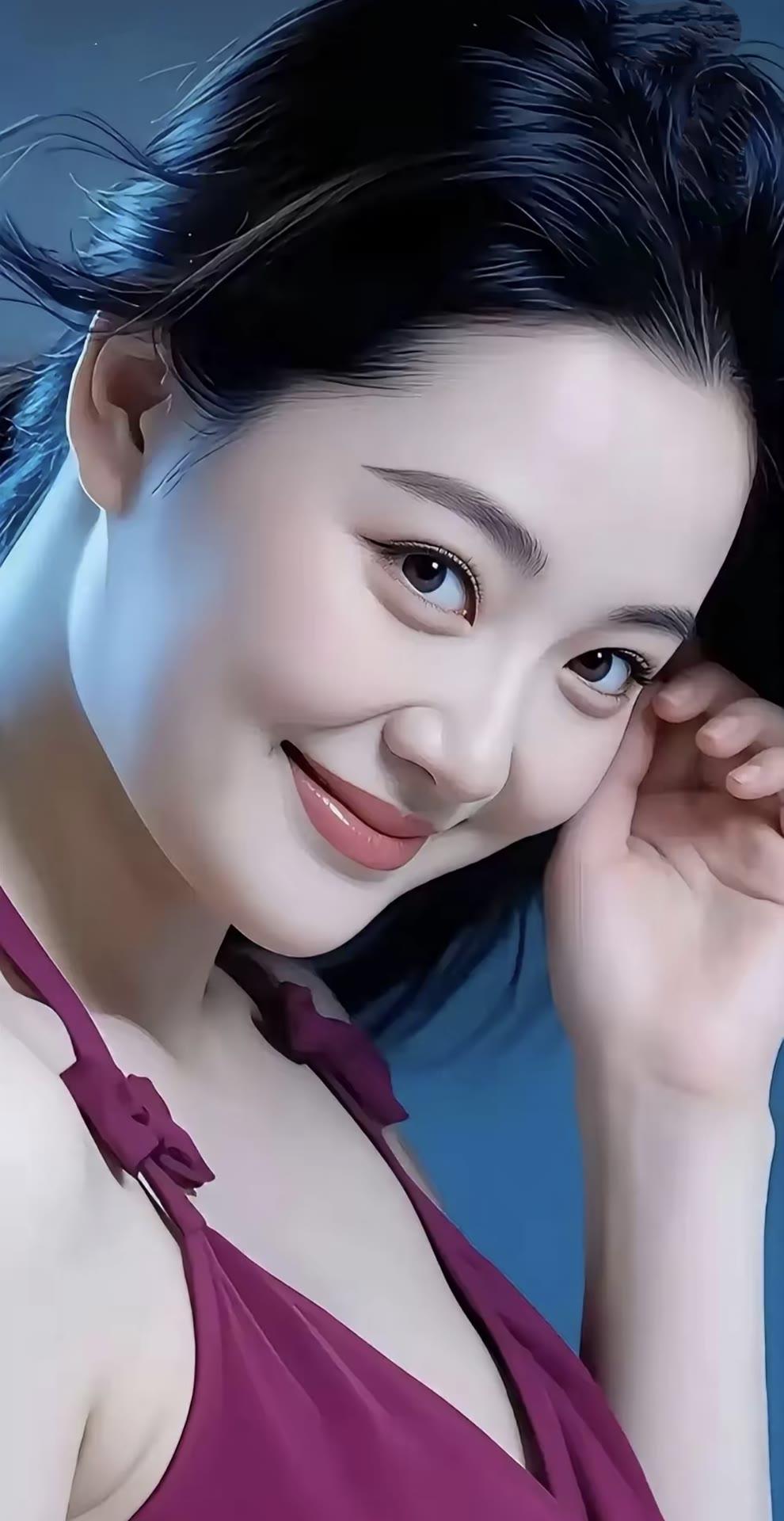 温柔微笑，红衣飘逸，优雅动人。