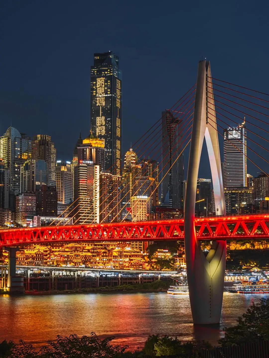 从成都过来重庆，我妈非塞给我一件薄羽绒服，说"重庆冬天湿冷，可不得穿厚点"。我信