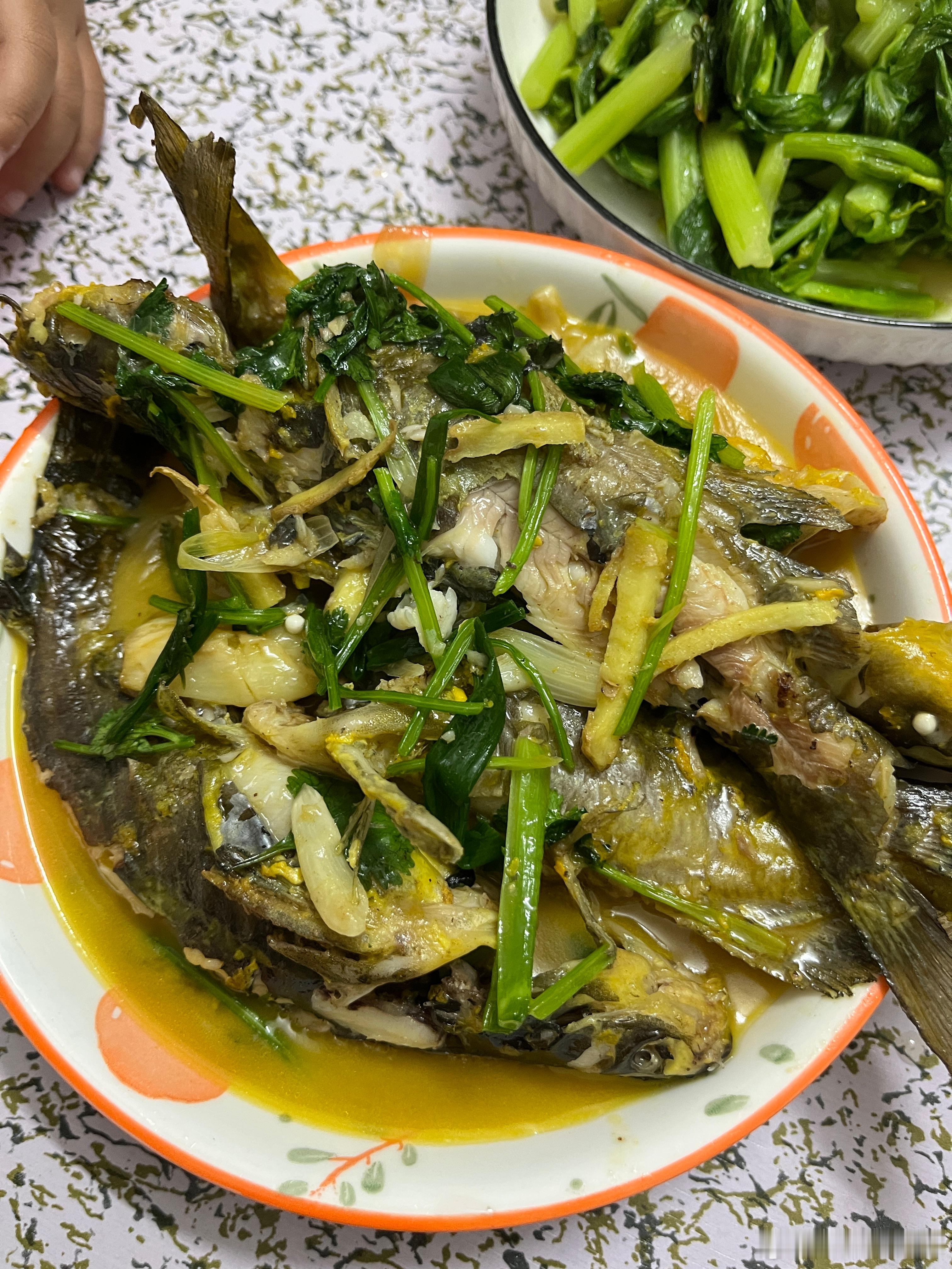 吃饭了，好久没给娃做过黄骨鱼吃，她说好美味。这么一看，确实有点像。