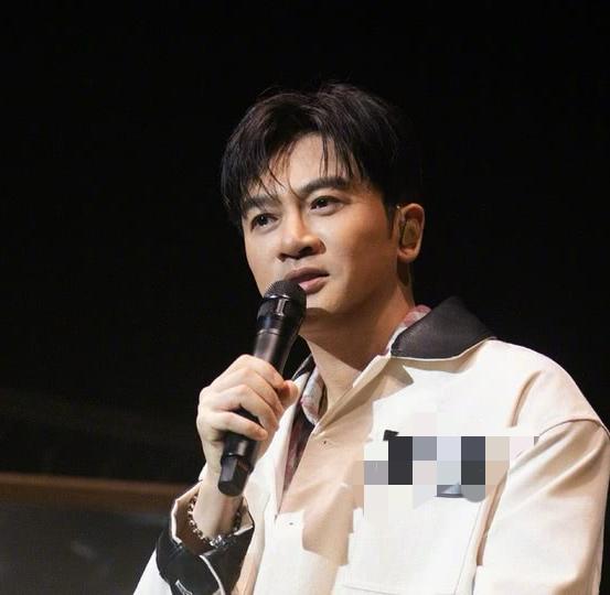 至今未婚未育的50+男明星，谁最可惜。苏有朋：54岁何炅：53岁张信哲：6