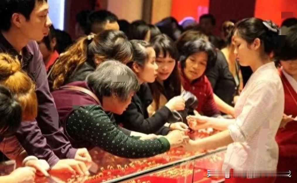 给所有普通人提个醒！12月底有10万现金别碰黄金！看着金价在那上蹿下跳