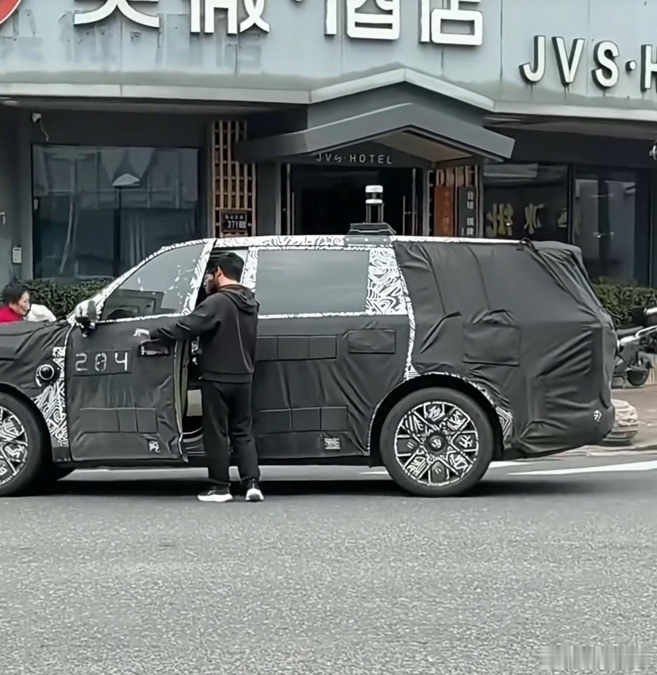 曝小米汽车将推独立子品牌寻天又是圈内人士爆料，从体量上来说，现阶段小米真没必要做