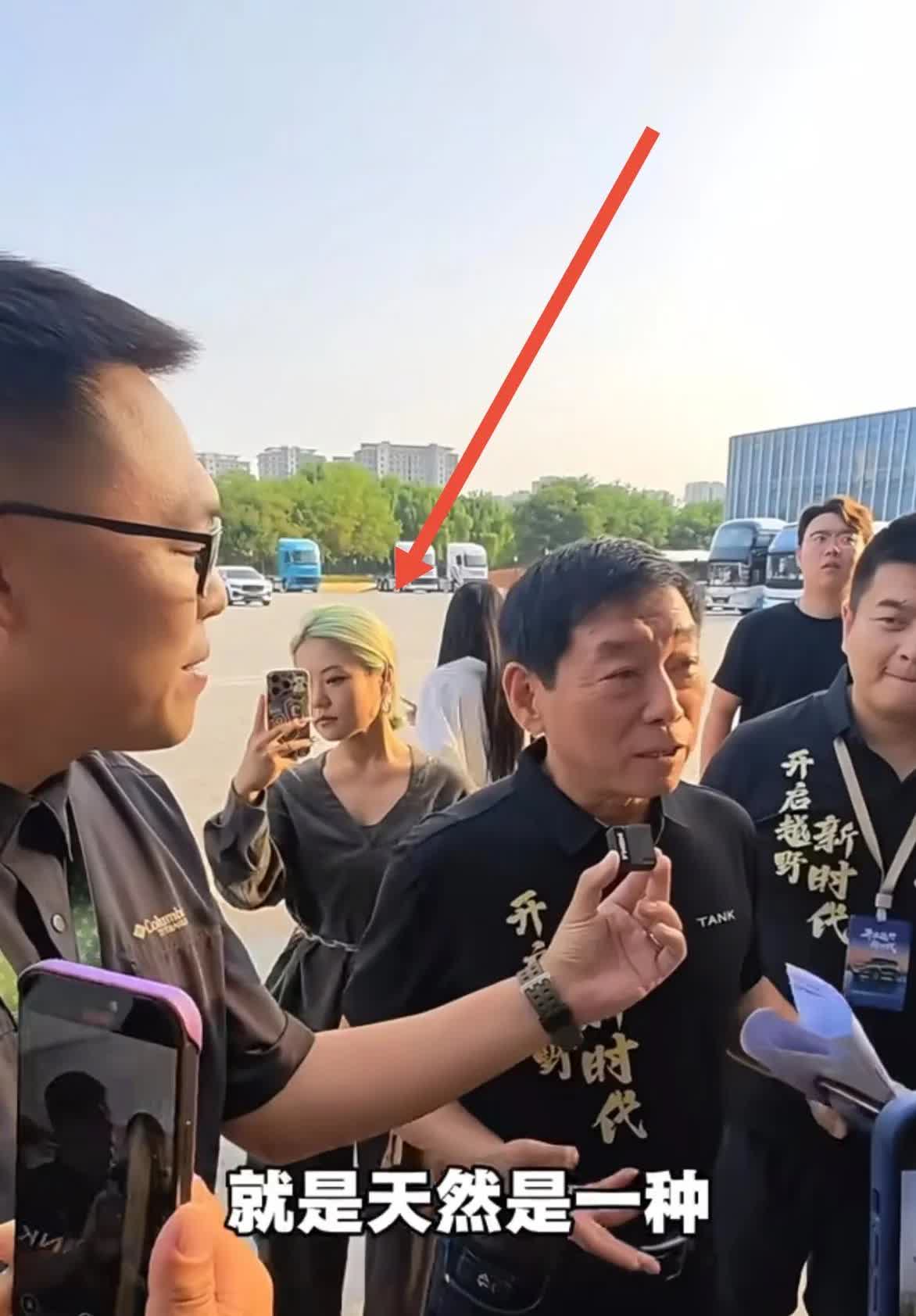 魏建军好嗨呀，一大群人拿着相机拍魏建军说话，这样的“大网红”谁不是在享受呢？