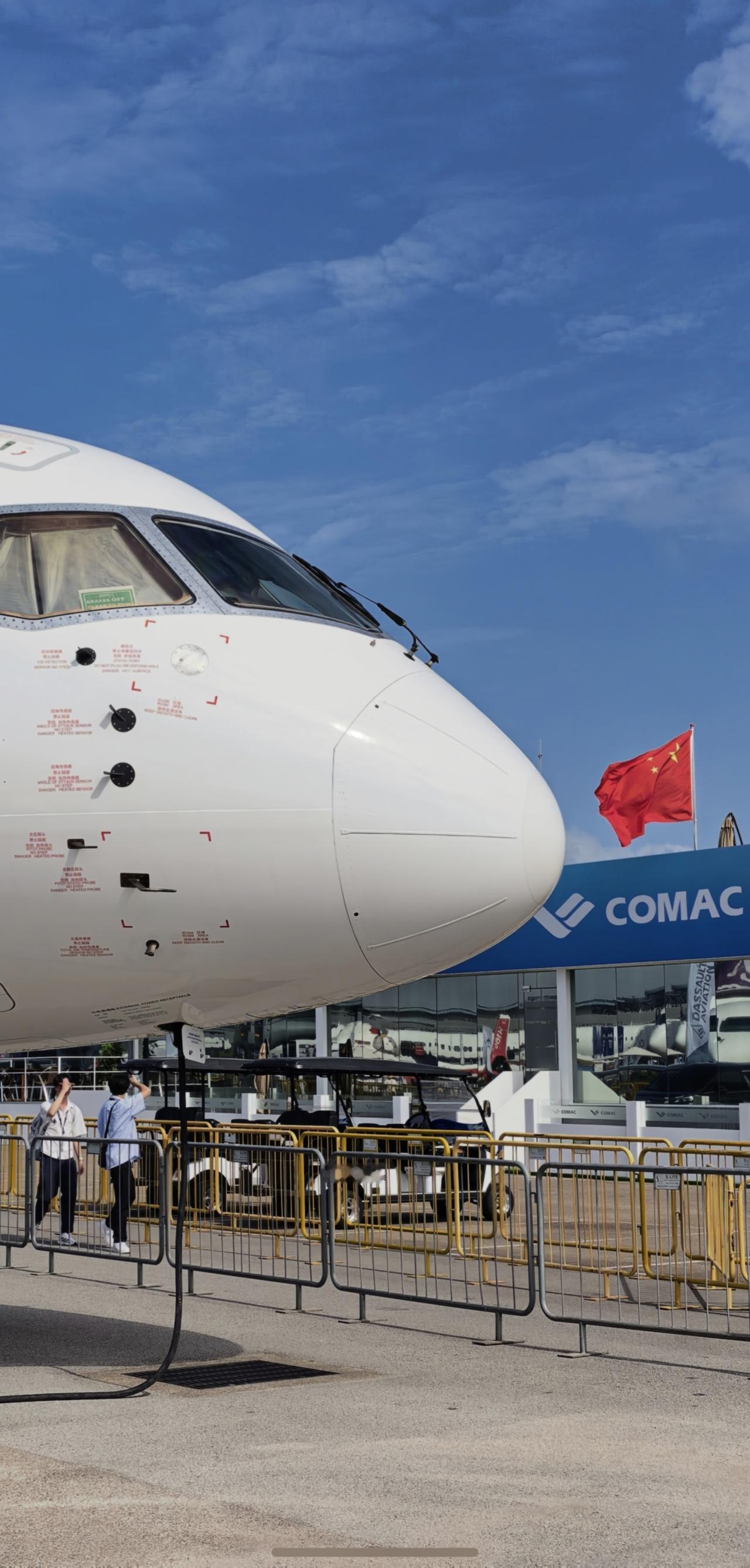 这架商飞C919有些与众不同，采用类似试飞机涂装，但有运营飞机编号B658M。这