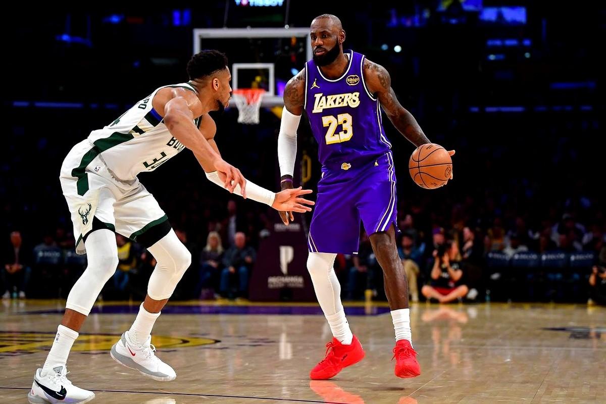 谈到招募詹姆斯，骑士和热火的区别，前NBA球星乔·约翰逊说了4句。说是让老詹去