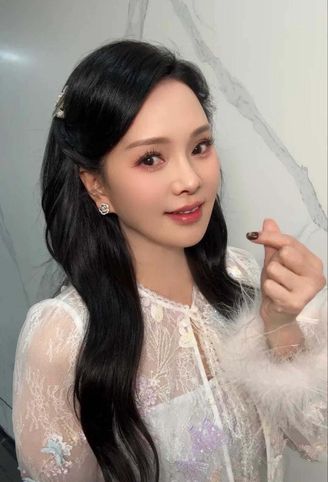 60岁伊能静穿比基尼跟儿子同框被认成情侣！20年不喝一口冰水，一年168节普拉提