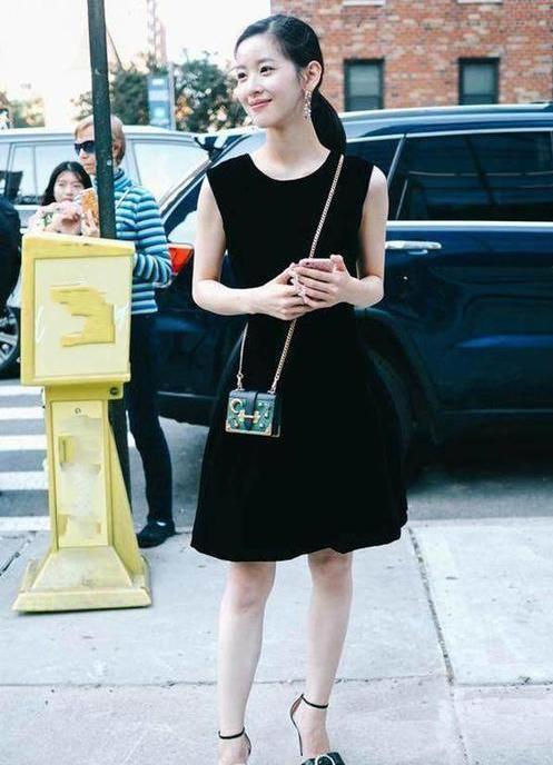 奶茶妹妹单看很漂亮，和章子怡合影一点不逊色明星，和路人合影更是容貌出众。刘强东就