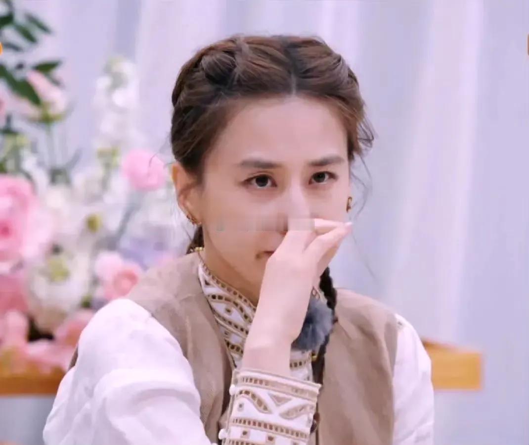 李艾向黄圣依抛出疑问：“你结婚的时候有没有收到彩礼呀？”黄圣依坦然回应：“没有呢