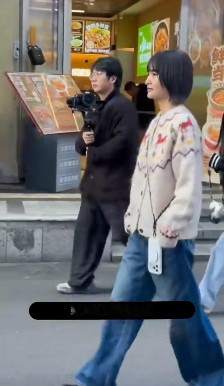 凌晨两点，理发店的剪刀声停了。镜子里那个人，甜了二十年的杨丞琳，没了。头发茬